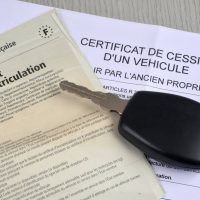 Documents administratifs français officiels pour la vente d'une voiture avec une clé en gros plan